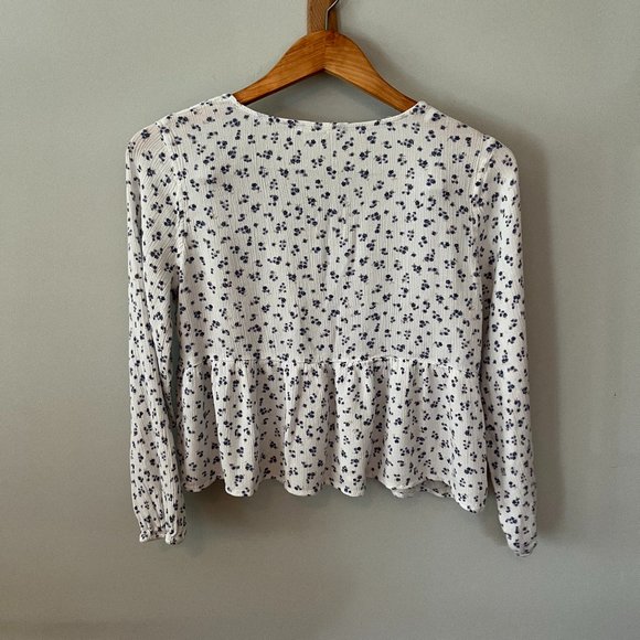 Hippie Rose Peplum Blue and White Floral Top tie detail front Size Large - Picture 5 of 11